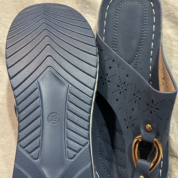 New slate blue faux suede with white heel size 39 but runs more like a 38 - Picture 4 of 4